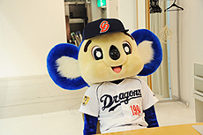 画像ギャラリー No.006のサムネイル画像 / あの「ドアラ」が球団マスコットの地位剥奪の危機。新たな球団マスコット候補となった「MONSTER×DRAGON」公認マスコット「ドラコ」とマジ対決へ