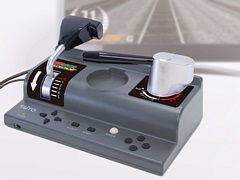 コントローラ一体型ゲーム機「電車でGO！ PLUG＆PLAY」が12月10日に再販。新カラー・新パッケージデザインで登場
