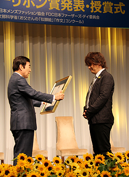 画像ギャラリー No.005のサムネイル画像 / レベルファイブの日野晃博氏が「ベスト・ファーザー イエローリボン賞」を受賞。「妖怪ウォッチ」の企画意図などが語られた授賞式の模様をレポート