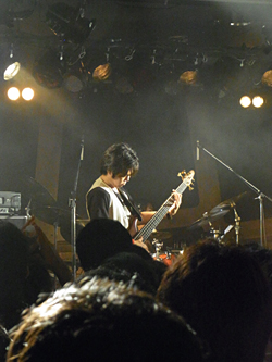 画像ギャラリー No.004のサムネイル画像 / 次回作「GuitarFreaksXG3 ＆ DrumManiaXG3」の新曲も多数披露された「THE GITADO LIVE 2011」東京会場のステージをレポート 