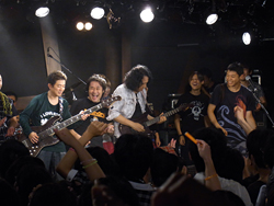 画像ギャラリー No.016のサムネイル画像 / 次回作「GuitarFreaksXG3 ＆ DrumManiaXG3」の新曲も多数披露された「THE GITADO LIVE 2011」東京会場のステージをレポート 