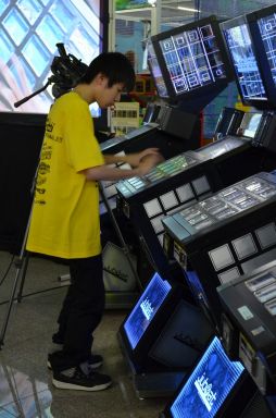 画像ギャラリー No.002のサムネイル画像 / 「ギタドラ」と「jubeat」の全国チャンピオンが決定した「KONAMI Arcade Championship 2012」決勝ラウンドの模様をレポート