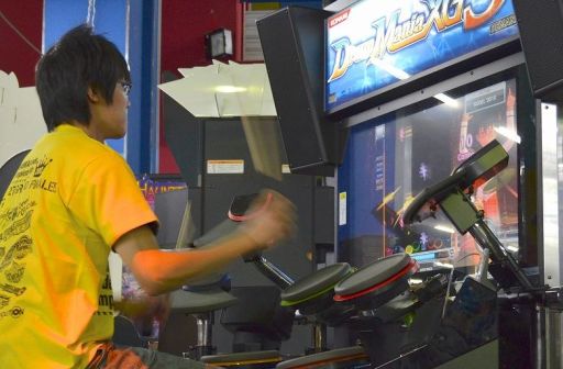 画像ギャラリー No.007のサムネイル画像 / 「ギタドラ」と「jubeat」の全国チャンピオンが決定した「KONAMI Arcade Championship 2012」決勝ラウンドの模様をレポート