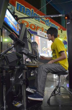 画像ギャラリー No.008のサムネイル画像 / 「ギタドラ」と「jubeat」の全国チャンピオンが決定した「KONAMI Arcade Championship 2012」決勝ラウンドの模様をレポート