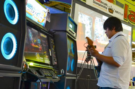 画像ギャラリー No.009のサムネイル画像 / 「ギタドラ」と「jubeat」の全国チャンピオンが決定した「KONAMI Arcade Championship 2012」決勝ラウンドの模様をレポート
