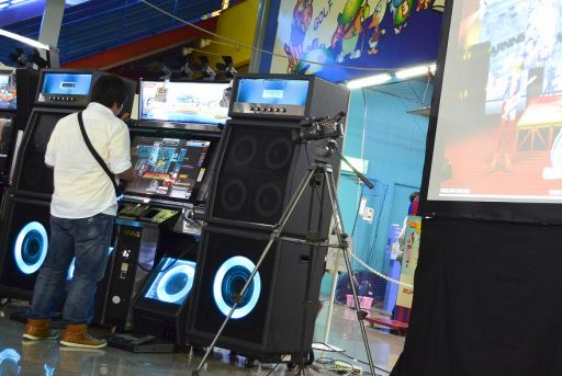 画像ギャラリー No.010のサムネイル画像 / 「ギタドラ」と「jubeat」の全国チャンピオンが決定した「KONAMI Arcade Championship 2012」決勝ラウンドの模様をレポート