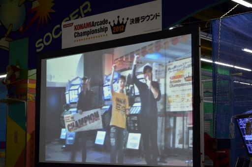 画像ギャラリー No.014のサムネイル画像 / 「ギタドラ」と「jubeat」の全国チャンピオンが決定した「KONAMI Arcade Championship 2012」決勝ラウンドの模様をレポート