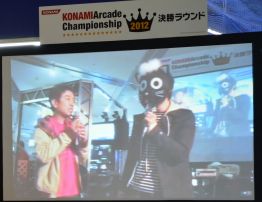画像ギャラリー No.023のサムネイル画像 / 「ギタドラ」と「jubeat」の全国チャンピオンが決定した「KONAMI Arcade Championship 2012」決勝ラウンドの模様をレポート