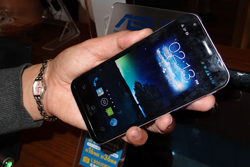 画像ギャラリー No.003のサムネイル画像 / ASUSの「PadFone 2」をタッチ&トライイベントでがっつり触ってきた。スマホとしての完成度は高いぞ