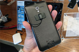 画像ギャラリー No.006のサムネイル画像 / ASUSの「PadFone 2」をタッチ&トライイベントでがっつり触ってきた。スマホとしての完成度は高いぞ