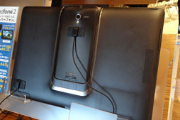 画像ギャラリー No.020のサムネイル画像 / ASUSの「PadFone 2」をタッチ&トライイベントでがっつり触ってきた。スマホとしての完成度は高いぞ