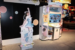 画像ギャラリー No.004のサムネイル画像 / ［AOU2012］音ゲーのKONAMIが生んだ体感リズムゲームがアーケード版で登場。「DanceEvolution ARCADE」ディレクターに聞くその魅力とは