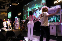 画像ギャラリー No.006のサムネイル画像 / ［AOU2012］豪華ゲストによるステージイベントと新機種の出展で盛り上がったKONAMIブースの様子をお届け