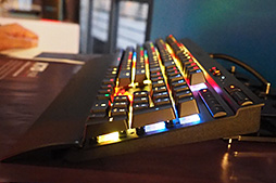 画像ギャラリー No.005のサムネイル画像 / ［COMPUTEX］光るキーボードはここまできた。七色に変わる「Cherry MX RGB」搭載のCorsair製モデルが発売へ