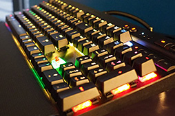 画像ギャラリー No.008のサムネイル画像 / ［COMPUTEX］光るキーボードはここまできた。七色に変わる「Cherry MX RGB」搭載のCorsair製モデルが発売へ