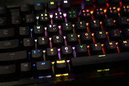 画像ギャラリー No.041のサムネイル画像 / 「Cherry MX RGB」搭載のCorsair製ゲーマー向けキーボード「K65 RGB」を試す。「光り方を徹底的にカスタマイズできる」とは，こういうことだ!?