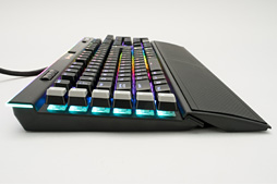 画像ギャラリー No.022のサムネイル画像 / 【PR】文句なしに多機能&高性能。Corsairの「K95 RGB PLATINUM」は現状究極の全部入りゲーマー向けキーボードだ