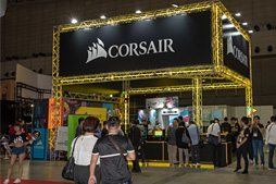画像ギャラリー No.002のサムネイル画像 / ［TGS 2018］Corsairのクロマキー合成用緑シートが配信用にかなり便利そう