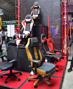 画像ギャラリー No.009のサムネイル画像 / ［TGS 2018］徳岡正肇がゲーマー向けチェアを座り比べ。会場にあったゲーマー向けの椅子に片っ端から腰掛けてみた