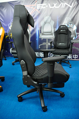 画像ギャラリー No.014のサムネイル画像 / ［TGS 2018］徳岡正肇がゲーマー向けチェアを座り比べ。会場にあったゲーマー向けの椅子に片っ端から腰掛けてみた