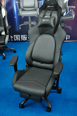 画像ギャラリー No.015のサムネイル画像 / ［TGS 2018］徳岡正肇がゲーマー向けチェアを座り比べ。会場にあったゲーマー向けの椅子に片っ端から腰掛けてみた