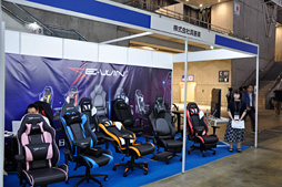 画像ギャラリー No.017のサムネイル画像 / ［TGS 2018］徳岡正肇がゲーマー向けチェアを座り比べ。会場にあったゲーマー向けの椅子に片っ端から腰掛けてみた