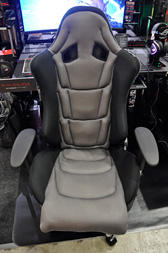 画像ギャラリー No.020のサムネイル画像 / ［TGS 2018］徳岡正肇がゲーマー向けチェアを座り比べ。会場にあったゲーマー向けの椅子に片っ端から腰掛けてみた