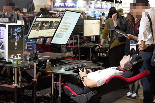 画像ギャラリー No.022のサムネイル画像 / ［TGS 2018］徳岡正肇がゲーマー向けチェアを座り比べ。会場にあったゲーマー向けの椅子に片っ端から腰掛けてみた