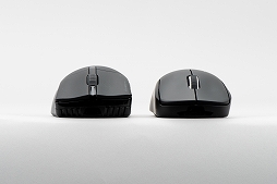 画像ギャラリー No.004のサムネイル画像 / 【PR】Corsairの新作ワイヤレスマウス「SABRE RGB PRO WIRELESS」を試す。79gの軽さと握りやすいボディが魅力だ