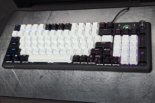 画像ギャラリー No.003のサムネイル画像 / 96％サイズの小さめフルキーボードや，ブランド初のレバーレスアケコンまで。Corsairブースには国内未発表製品が盛りだくさん［TGS2025］