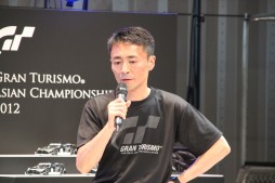 画像ギャラリー No.002のサムネイル画像 / アジアNo.1ドライバーを決める「グランツーリスモ アジアチャンピオンシップ2012」をレポート。ステージでは山内一典氏が「GT6」の開発に言及