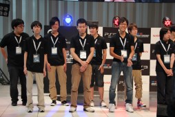 画像ギャラリー No.007のサムネイル画像 / アジアNo.1ドライバーを決める「グランツーリスモ アジアチャンピオンシップ2012」をレポート。ステージでは山内一典氏が「GT6」の開発に言及