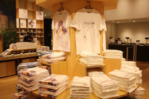 画像ギャラリー No.025のサムネイル画像 / 「TYPE-MOON展 Fate/stay night -15年の軌跡-」が12月20日から開催。3人のヒロイン声優がテープカットを行った内覧会をレポート