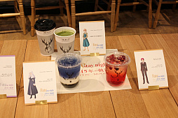 画像ギャラリー No.035のサムネイル画像 / 「TYPE-MOON展 Fate/stay night -15年の軌跡-」が12月20日から開催。3人のヒロイン声優がテープカットを行った内覧会をレポート
