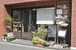 画像ギャラリー No.001のサムネイル画像 / イオンちゃんが考案した7次元料理が食べられる。ガスト,星海社,シャッツキステの共同企画によるコラボイベント「七次元世界からのカフェレストラン」をレポート