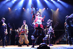 画像ギャラリー No.005のサムネイル画像 / 劇場に舞い降りたBASARA武将達の殺陣と筋肉と汗から目が離せない？　舞台「戦国BASARA2」公開ゲネプロをレポート
