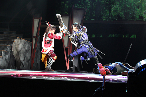 画像ギャラリー No.023のサムネイル画像 / 劇場に舞い降りたBASARA武将達の殺陣と筋肉と汗から目が離せない？　舞台「戦国BASARA2」公開ゲネプロをレポート