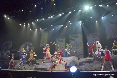 画像ギャラリー No.001のサムネイル画像 / 舞台「戦国BASARA3 -瀬戸内響嵐-」ゲネプロを写真たっぷりのレポートでお届け。陰謀渦巻く瀬戸内に，剣戟とザビー教の嵐が吹き荒れる!?
