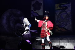 画像ギャラリー No.006のサムネイル画像 / 舞台「戦国BASARA3 -瀬戸内響嵐-」ゲネプロを写真たっぷりのレポートでお届け。陰謀渦巻く瀬戸内に，剣戟とザビー教の嵐が吹き荒れる!?