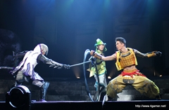 画像ギャラリー No.008のサムネイル画像 / 舞台「戦国BASARA3 -瀬戸内響嵐-」ゲネプロを写真たっぷりのレポートでお届け。陰謀渦巻く瀬戸内に，剣戟とザビー教の嵐が吹き荒れる!?