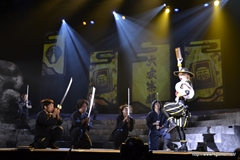 画像ギャラリー No.009のサムネイル画像 / 舞台「戦国BASARA3 -瀬戸内響嵐-」ゲネプロを写真たっぷりのレポートでお届け。陰謀渦巻く瀬戸内に，剣戟とザビー教の嵐が吹き荒れる!?