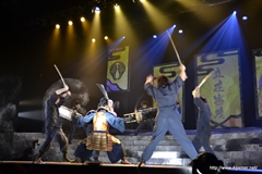 画像ギャラリー No.010のサムネイル画像 / 舞台「戦国BASARA3 -瀬戸内響嵐-」ゲネプロを写真たっぷりのレポートでお届け。陰謀渦巻く瀬戸内に，剣戟とザビー教の嵐が吹き荒れる!?
