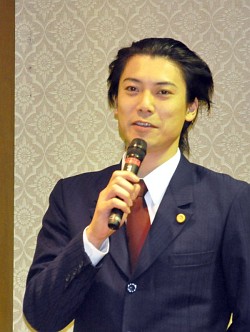 画像ギャラリー No.010のサムネイル画像 / 今度は舞台で法廷バトル! 成歩堂龍一役の兼崎健太郎さんや御剣怜侍役の和田琢磨さんも登場した,舞台「逆転裁判 〜逆転のスポットライト〜」制作発表会をレポート