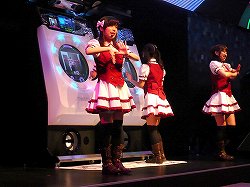 画像ギャラリー No.010のサムネイル画像 / ［AOU2012］手の動きで「舞い」を表現し，「踊ってみた」動画を録画/投稿できる「maimai」ステージイベントレポ＆ミニインタビュー