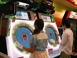 画像ギャラリー No.002のサムネイル画像 / 「maimaiGreeN」,持参した手袋をはめて高得点を狙うプレイヤーとは