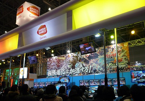 画像ギャラリー No.001のサムネイル画像 / ［AOU2012］「百獣大戦 グレートアニマルカイザー」の発表や「湾岸ミッドナイト マキシマムチューン 4」大会で盛り上がったバンダイナムコゲームスブースレポ