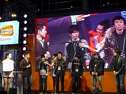 画像ギャラリー No.011のサムネイル画像 / ［AOU2012］「百獣大戦 グレートアニマルカイザー」の発表や「湾岸ミッドナイト マキシマムチューン 4」大会で盛り上がったバンダイナムコゲームスブースレポ