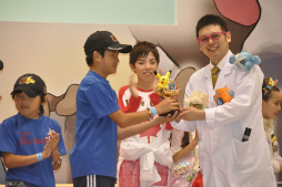 画像ギャラリー No.015のサムネイル画像 / 小学生以下の選手が3on3でポケモンバトル。高度な駆け引きに会場が沸いた「Pokemon 3on3 2013　コロコロカップ」をレポート