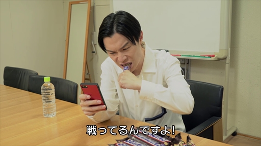 画像ギャラリー No.004のサムネイル画像 / 「パズドラ」×「スニッカーズ」,ハライチ岩井さんが出演するコラボWEB CMが公開