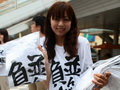 ［TGS 2012]早朝の幕張にだらだらルックがズラリ。「アイドルマスター シンデレラガールズ」の双葉 杏をモチーフにした“並んだら負けTシャツ”ゲリラ配布